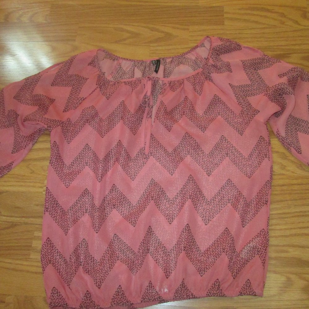 5/$25 Maurices Salmon & Black design top Size S